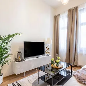 https://luxurious-art-deco-apartment-in-the-king-street.inbudapesthotels.com